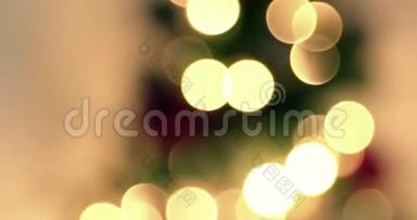 金色的抽象物，闪烁模糊的圣诞树灯光，在金色温暖的背景下，节日的节日